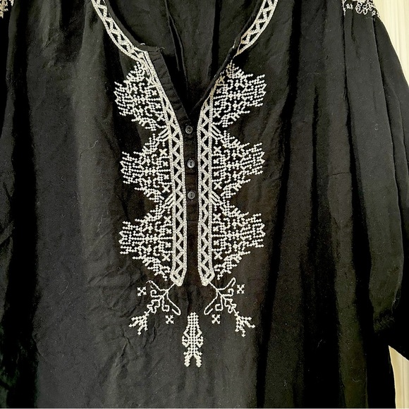 Style & Co. Women’s 3X Black V-Neck Three Button Embroidered Blouse - Picture 3 of 4